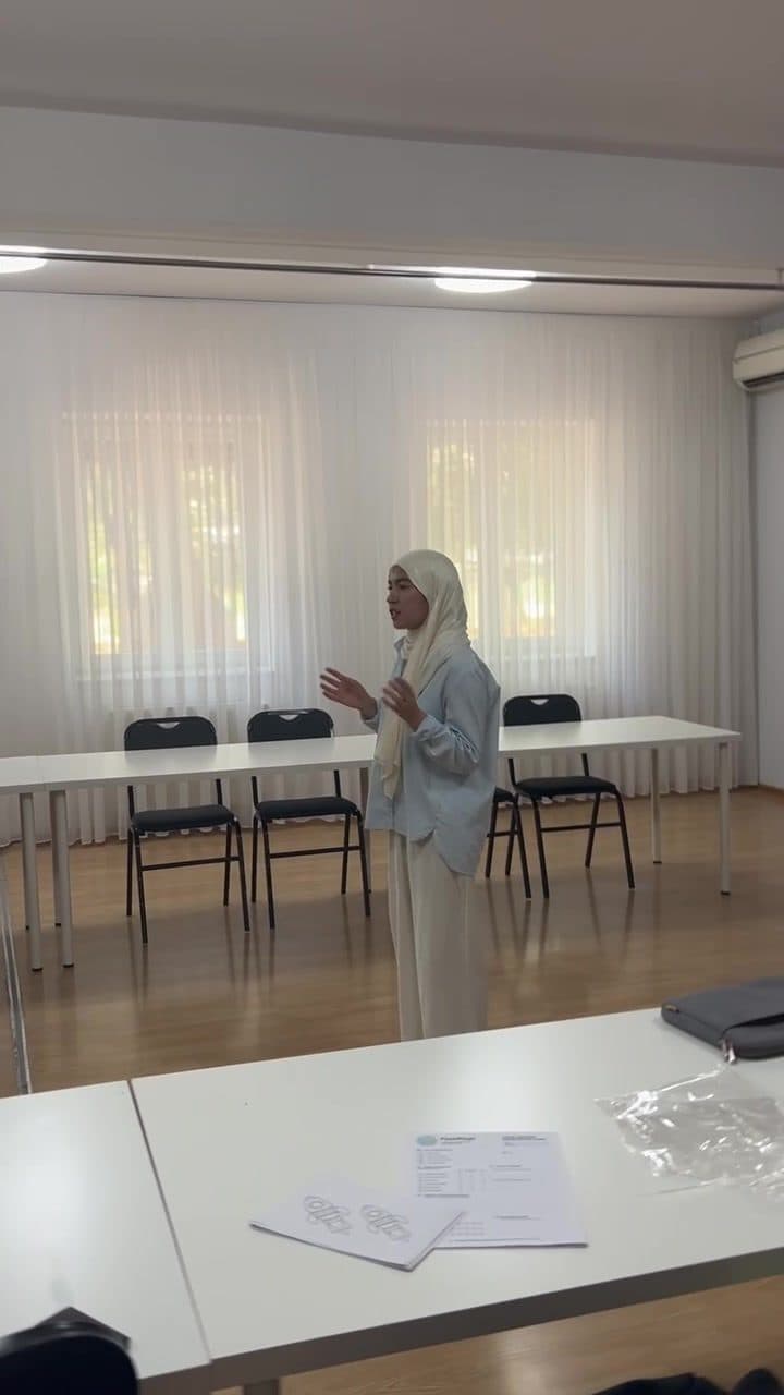 Charos Sherbekova, FlexiKeys founder, presenting to families and staff at a rehabilitation center