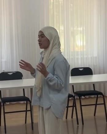 Charos Sherbekova, FlexiKeys founder, presenting at a rehabilitation center